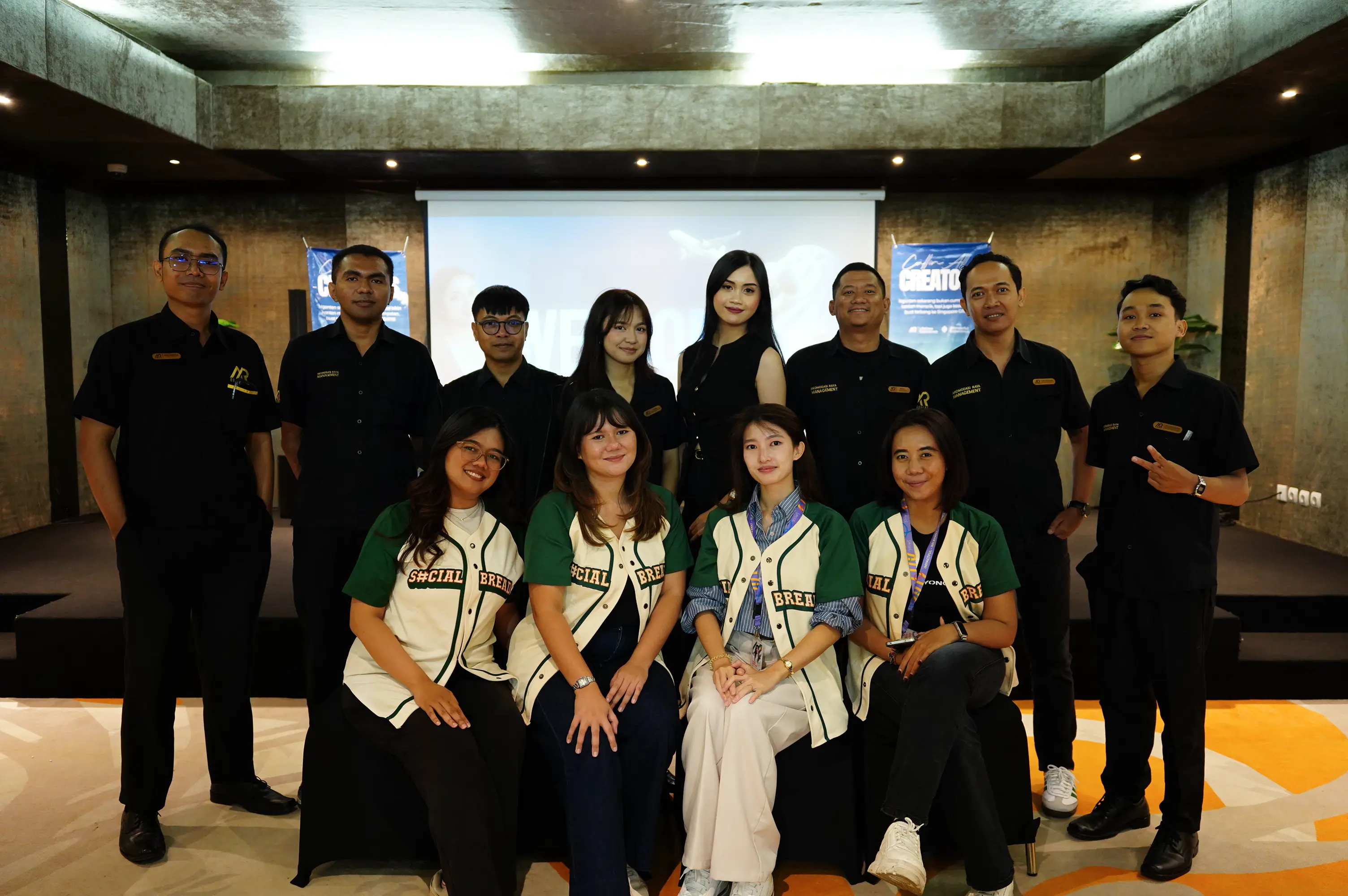 Foto Bersama Tim ARM dan Social Bread