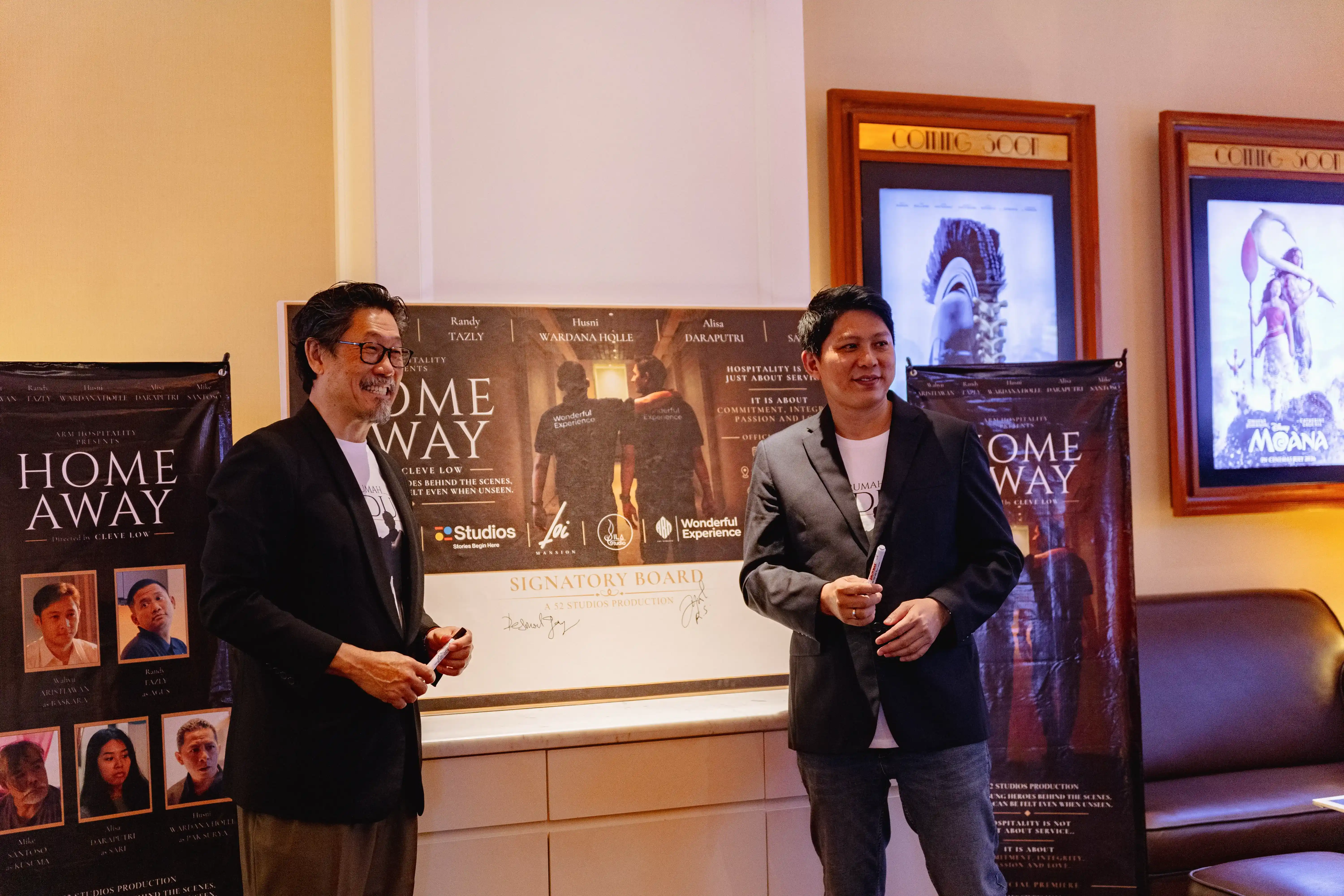 Desmond Gay (Chairman of 52Studio) dan Ronny Soetanto (CEO of ARM Hospitality) Menandatangani Signatory Board Rumah Kedua