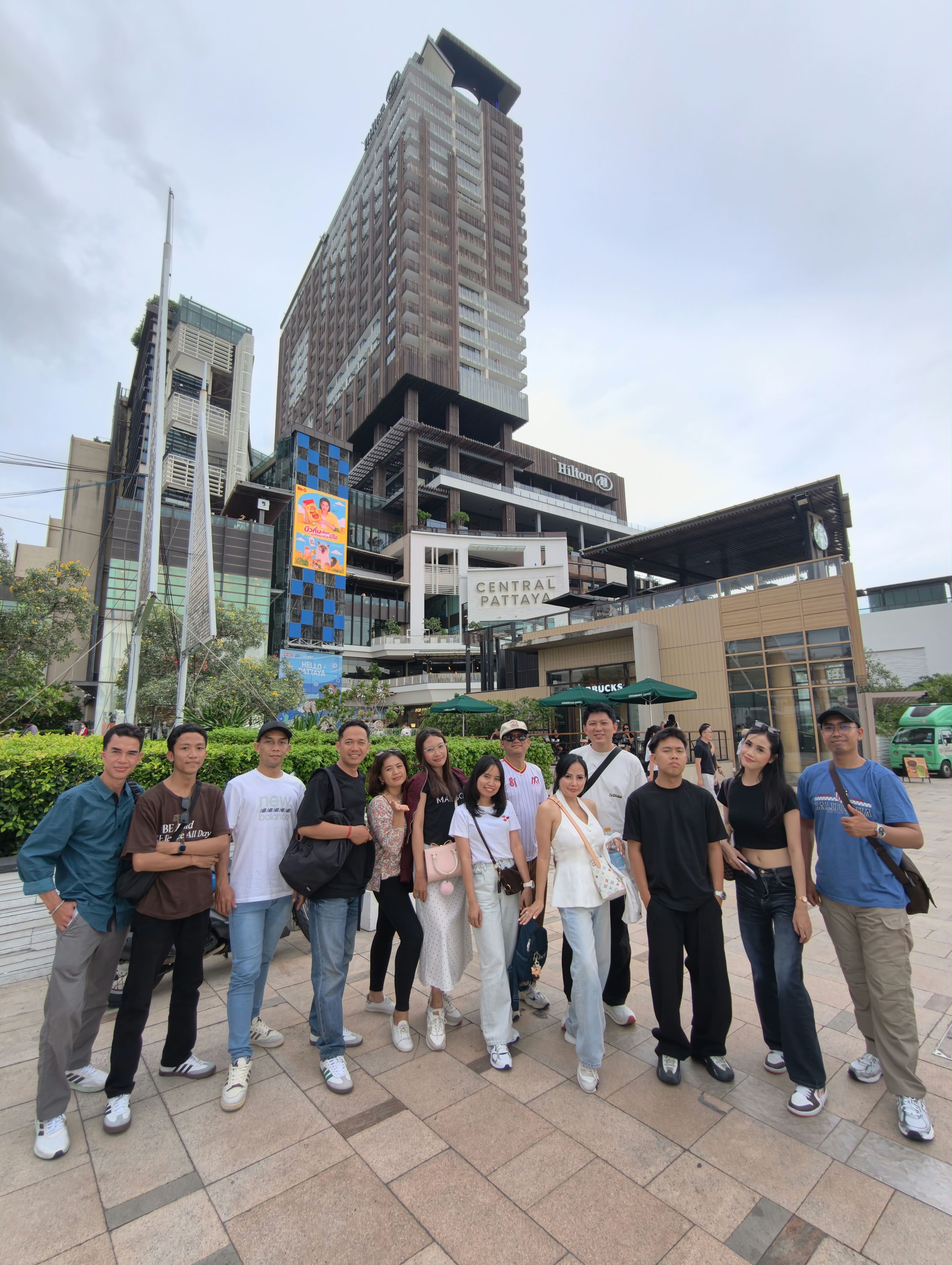 Berfoto bersama di depan Central Pattaya